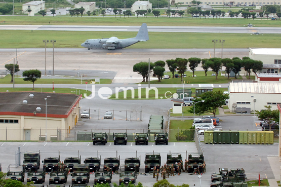 일본 오키나와현 기노완시 한 가운데 자리잡고 있는 후텐마 비행기지 활주로에 수송기 한대가 이륙준비를 하고 있다.   <박민호 기자>
