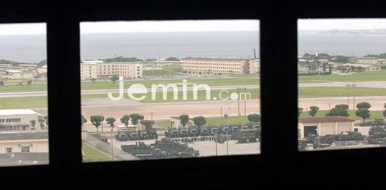 일본 오키나와현 기노완시 오키나와국제대학 창문 넘어로 시내 한 가운데 자리잡고 있는 후텐마 비행기지내 활주로등이 보이고  있다.   <박민호 기자>