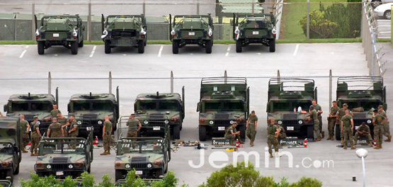 일본 오키나와현 기노완시 한 가운데 자리잡고 있는 후텐마 비행기지내서 주일미군들이 장비를 점검하고 있다.  <박민호 기자>