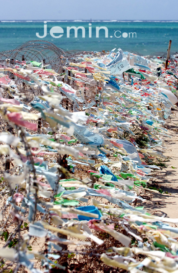 일본 오키나와현 작은 어촌마을 헤노코해변에 주일 미군(캠프 슈와부)에 의해 설치된 철조망에 미군기자 확장을 반대하는 사람들의 평화의 메시지를 담은 천조각들이 펄럭익고 있다.  <박민호 기자>