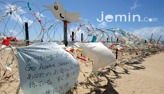 일본 오키나와현 작은 어촌마을 헤노코해변에 주일 미군(캠프 슈와부)에 의해 설치된 철조망에 미군기자 확장을 반대하는 사람들의 평화의 메시지를 담은 천조각들이 펄럭익고 있다.  <박민호 기자>