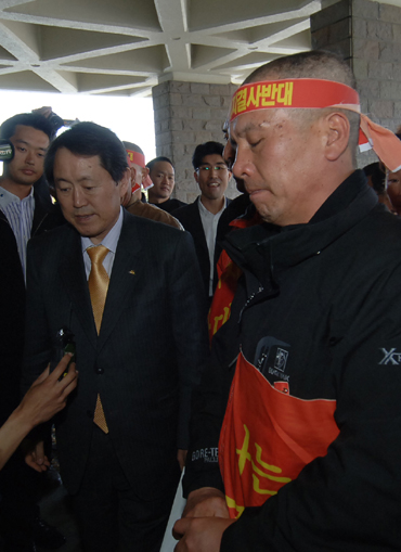 6일 김태환지사가  위미리주민 공동대표들과 면담한후 도청안으로 발길을 돌리고 있다.  <박민호 기자>