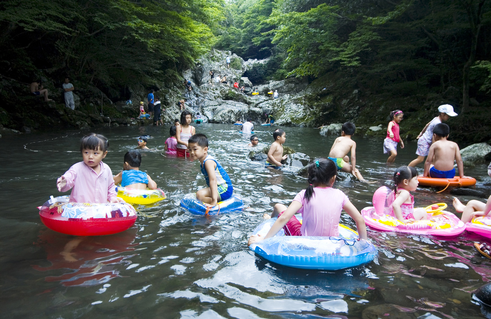 백중을 1주 앞둔 8월 19일 일요일. 한낮의 기온이 30도를 훌쩍 넘기는 무더위를 피해 서귀포시 자연휴양림에도 가족단위 피서객이 넘쳐나고 있다..