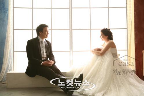 30일 사회복지사 박상미씨와 웨딩마치를 울리는 개그맨 오지헌이 웨딩사진을 공개했다. (대한웨딩 제공)