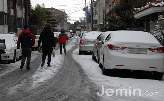 을미년 첫해인 1일 제주도 전역에 많은 눈이 내리면서 산간은 물론 해안지역의 도로까지 흰눈으로 덮였다. 김용현 기자