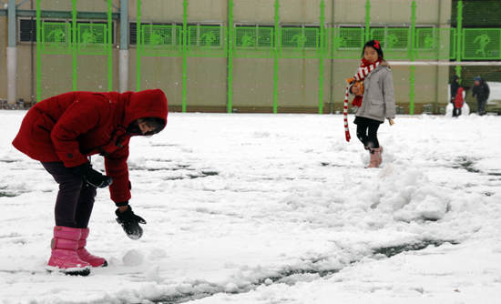 을미년 첫해인 1일 제주도 전역에 많은 눈이 내리면서 산간은 물론 해안지역의 눈으로 덮인 가운데 신제주초등학교 운동장도 하얀눈이 쌓여 가족들이 눈놀이를 즐기고 있다. 김용현 기자