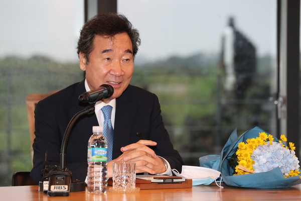 더불어민주당 당대표 후보로 나선 이낙연 국회의원(서울 종로구)이 24일 오후 제주시 구좌읍에 위치한 제주글로벌신재생에너지연구센터에서 기자들의 질문에 답변하고 있다.