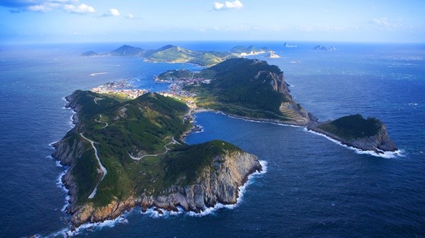 제주 추자도를 친환경 에너지자립섬으로 조성하려는 정부 계획이 일관성 없는 정책으로 사실상 무산됐다. 문재인 정부가 한국판 그린뉴딜 계획을 선포한 만큼 전폭적인 지원이 요구되고 있다. 
