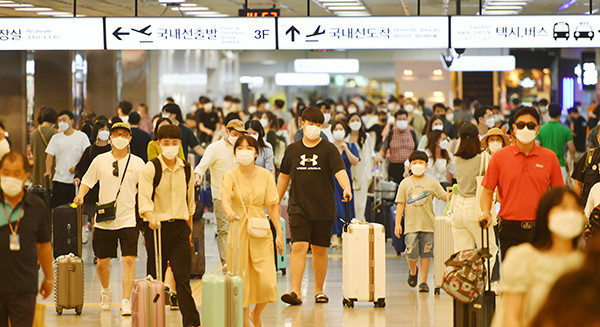 광복절 연휴(14~17일)에 제주를 방문한 관광객이 20만명을 넘은 가운데 연휴 마지막날인 17일에도 제주국제공항도착대합실에는 입도한 관광객들로 인산인해를 이뤘다. 김용현 기자