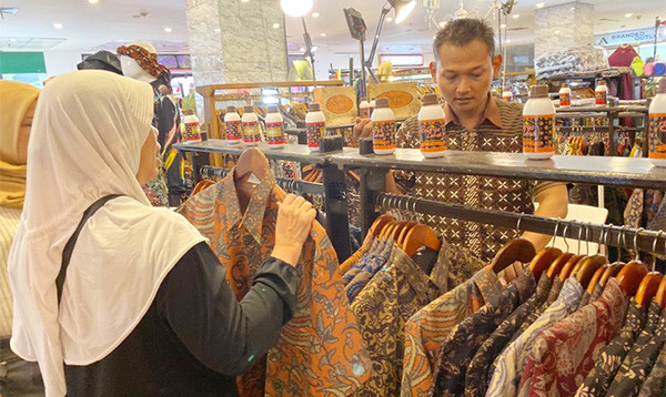 인도네시아 대형쇼핑몰 내 바틱 매장.