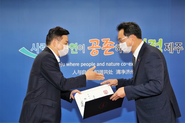 원희룡 제주도지사가 1일 도청에서 고영권 신임 정무부지사(사진 오른쪽)에게 임명장을 수여하고 있다.