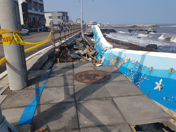 태풍 마이삭 영향으로 제주시 용담해안도로 일부 구간이 훼손됐다.