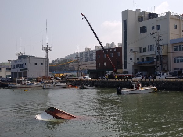 태풍이 제주를 할퀴고 지나가면서 제주항 등 도내 항포구에 정박해 있던 모터보트들이 침몰하는 사고가 속출했다. 3일 제주항에 침몰한 보트를 인양하고 있다.