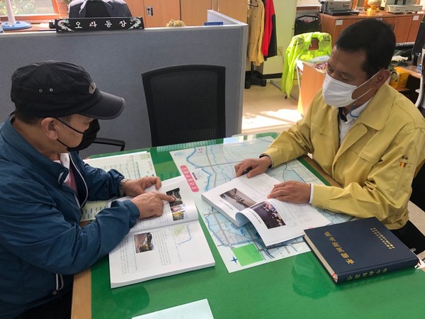 현호경 오라동장(오른쪽)과 이종실 방선문축제위원장.