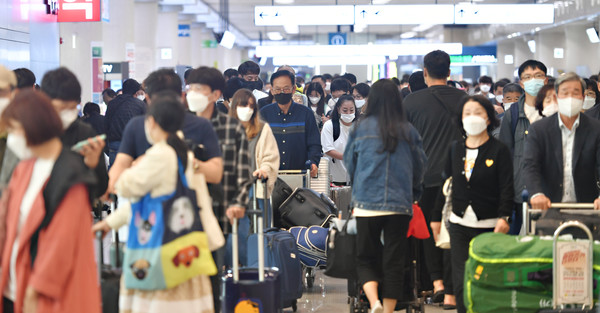추석연휴 기간 제주를 찾은 관광객.  자료사진
