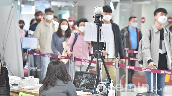 제주를 찾은 관광객.  자료사진