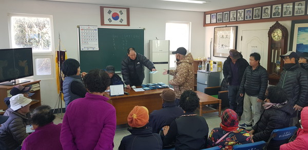 윤보선 추자면 묵리 이장이 마스크 배달부로 변신, 지난 3월 마을회관에서 주민들에게 물품을 배부하고 있다.