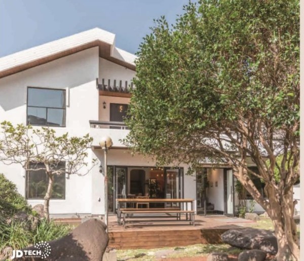 ㈜제이디테크(대표이사 김희찬)는 사물인터넷(IoT) 기술을 바탕으로 농촌의 고령화와 소득 격차, 도시 먹거리 문제 해소에 나서고 있다. 사진은 지난해 제이디테크가 서귀포시에 문을 연 스마트팜 전문 교육센터 '팜랩올레'.