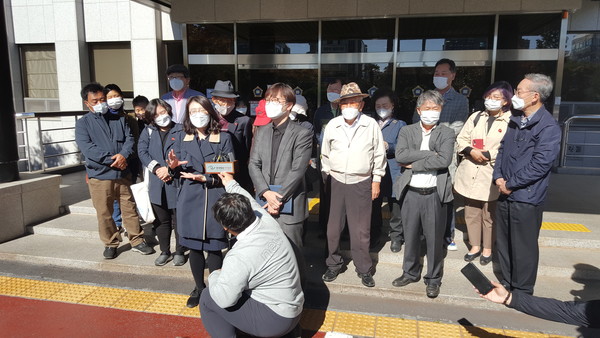 국가를 상대로 손해배상 청구소송을 제기한 4·3 수형인과 가족들이 29일 첫 변론 직후 제주지방법원 앞에서 입장을 밝히고 있다. 김경필 기자