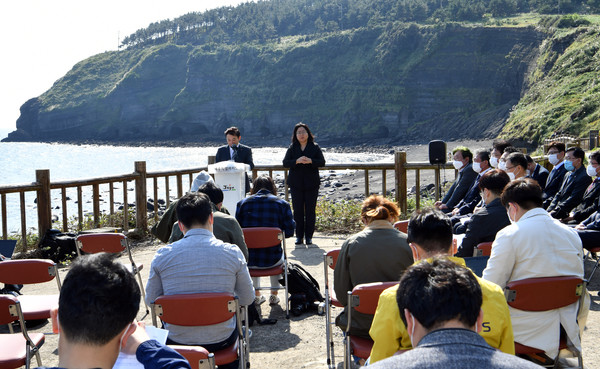 원희룡 제주도지사는 지난 10월 25일 송악산에서 기자회견을 갖고 난개발 문제에 종지부를 찍겠다고 밝혔다. 이어 원희룡 제주도지사는 2일 제주도청 기자실에서 기자회견을 열고 송악산 일대를 문화재로 지정하는 방안을 추진하겠다는 내용을 담은 '청정제주 송악선언' 실천조치 1호를 발표했다.