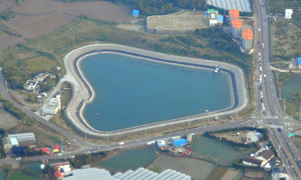 제주서부지역 농업용수 공급을 위해 한국농어촌공사가 조성한 한림읍 상대리 지향저수지.  김용현 기자