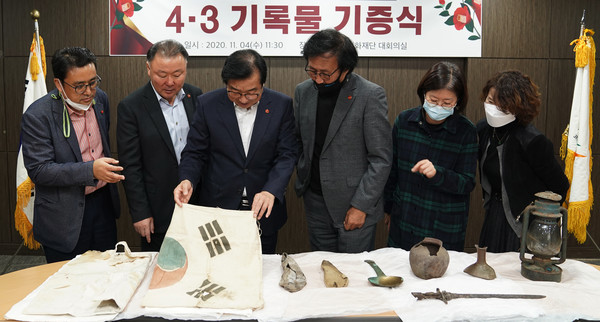 주4·3평화재단은 지난 4일 제주4·3평화기념관 대회의실에서 사단법인 제주민예총 관계자 등이 참석한 가운데 제주민예총이 보유한 기록물을 기증하는 행사를 진행했다.