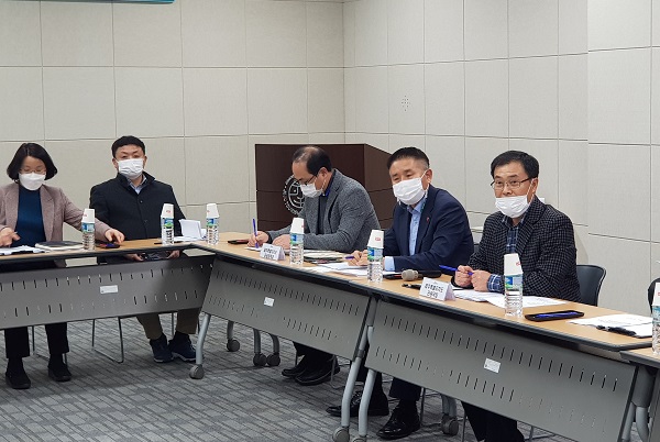 김재웅 관광국장이 토론에서 발언하고 있다.