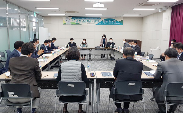 13일 오후 제주웰컴센터에서 포스트 코로나 시대 제주관광 대응전략 마련을 위한 관광 유관기관·단체 합동 토론회가 열리고 있다. 김봉철 기자