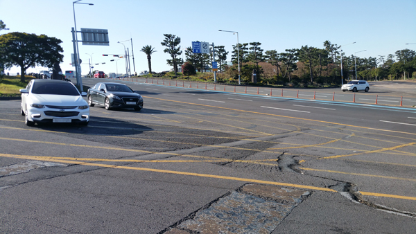 제주국제공항 인근 교차로에 설치된 안전지대에 버스·승용차·승합차 등의 불법 주·정차가 빈발하면서 사고 위험을 초래하고 있다. 송민식 기자
