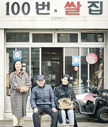 50년 동안 같은 자리를 지키고 있는 '100번쌀집'을 들어서면 초경공예 작품들과 함께 오랜 연륜이 묻어나는 표정을 머금은 김석환 장인(사진 가운데)을 만날 수 있다.