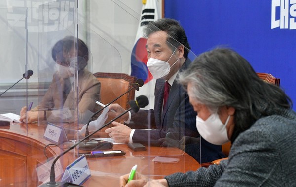  더불어민주당 이낙연 대표가 18일 국회에서 열린 제주 4·3특별법 개정안 통과를 위한 간담회에서 발언하고 있다. 연합뉴스