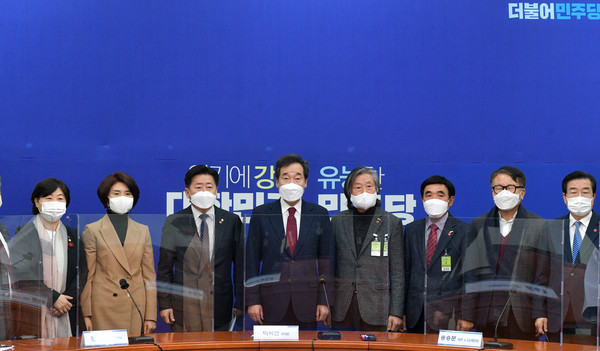 더불어민주당 이낙연 대표, 한정애 정책위의장, 양조훈 제주 4·3평화재단이사장 등이 18일 국회에서 열린 제주 4·3특별법 개정안 통과를 위한 간담회에서 기념촬영하고 있다.   오른쪽부터 양조훈 제주 4·3평화재단 이사장, 허상수 제주4·3재경유족회장, 오임종 제주4·3유족회장 당선자, 송승문 제주 4·3 유족회장, 이낙연 대표, 오영훈 의원, 한정애 정책위의장, 서영교 의원. 연합뉴스