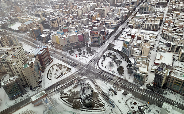 제주도에 한파특보와 대설특보가 발효된 7일 오전 기온이 영하권으로 떨어지고 많은 눈까지 내리는 등 동장군이 맹위를 떨치면서 온섬이 꽁꽁 얼었다. 김용현 기자