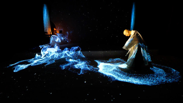 XR(eXtended Reality) 퍼포먼스 공연 '숨 쉬는 별'의 한 장면. (인스피어 제공)