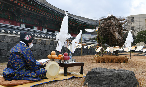 2일 제주목관아 회랑지에서는 탐라입춘굿 상징인 낭쉐코사(나무로 소 제사)가 진행돼 제주도민의 안녕과 풍년을 기원했다. 김용현 기자