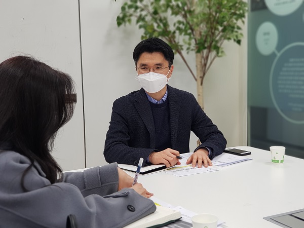 진정환 제주창조경제혁신센터장(사진 오른쪽)이 고미 제민일보 편집국장과 8일 제주센터 3층에서 대담을 갖고 올해 스타트업 생태계 활성화 계획을 설명하고 있다.  김봉철 기자