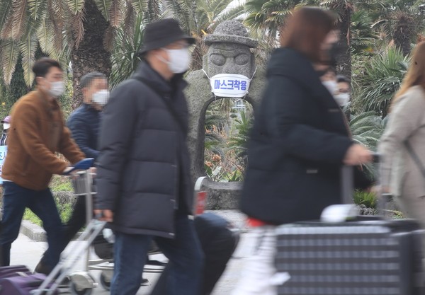 설 연휴 첫날인 11일 오전 제주국제공항에 도착한 입도객들이 택시승강장으로 향하고 있다. 2021.2.11 연합