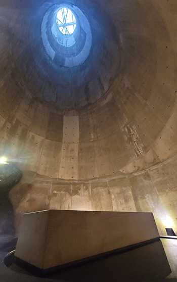 제주4?3평화공원에는 백비가 뉘어져 있다. 진실규명과 완전한 해결 후에 제주4·3의 명칭을 세기기 위해 빈 비석을 갖다놓은 것이다. 제주4·3특별법 전부개정안이 국회서 통과됨에 따라 '정명(正名)'의 길이 열렸다. 김용현 기자