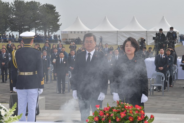 문재인 대통령은 취임 후 2018년과 2020년 4·3추념식을 방문했으며, 특별법 개정이라는 큰 의미가 담긴 만큼 올해도 방문할지에 대해 관심이 모아지고 있다. 사진은 72주년 4·3추념식에 참석한 문재인 대통령과 김정숙 영부인 모습. 사진=공동취재단