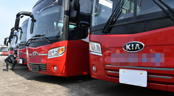 3~5월 단체관광 성수기를 누리던 도내 전세버스업계가 1년 넘게 이어지는 코로나19사태로 큰 어려움을 겪고 있다. 8일 애월읍에 있는 전세버스업체에서는 버스차량 수십대가 번호판이 떼어진 채 멈춰서 있다. 김용현 기자