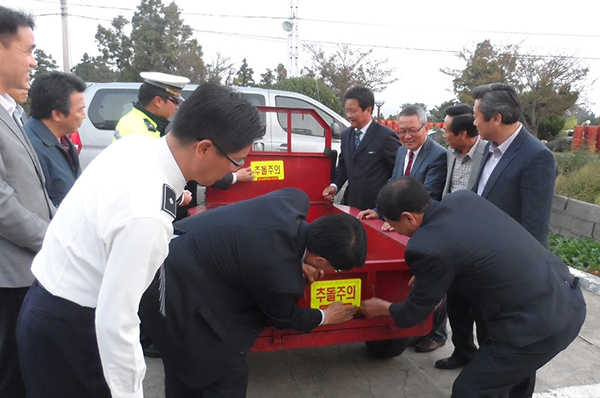 경운기 등 농기계 관련 안전사고가 봄철 증가하는 추세에 맞춰 예방 장치 마련 등 대비가 준문됐다.  사진은 야간반사스티커 부착 모습.