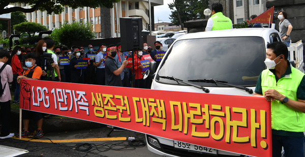 지난해 7월 제주도청 앞에서 열린 LPG 업계 시위 모습.