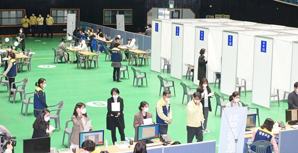 내달 1일 코로나19 제주예방접종센터 개소를 앞두고 22일 오전 제주시 한라체육관에서 제주도 관계자들이 예방접종 모의 훈련을 하고 있다. 연합뉴스