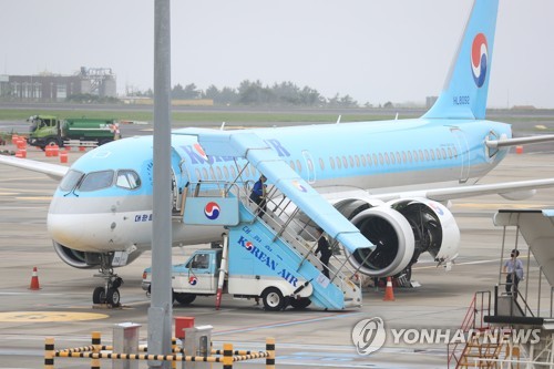 2일 램프리턴 후 점검을 받고 있는 대한항공 항공기. 연합