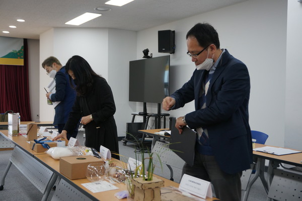 제주농업농촌6차산업지원센터가 지난 2일 제주종합비즈니스센터에서 '2021년 제주6차산업 온라인체험단' 운영을 위해 제주인증사업자 제품(상품) 선정 심사를 진행했다.