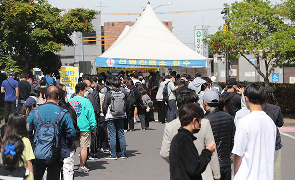 제주지역에 코로나19 확진자가 잇따라 나오면서 10일 오전 보건소 선별진료소에 검사를 받으려는 도민들이 몰려있다.
