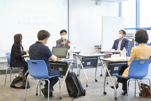 지난달 30일 제주창조경제혁신센터 3층 트랙룸에서 '도민자본 기반 투자 생태계를 논하다'  대담이 진행되고 있다. 