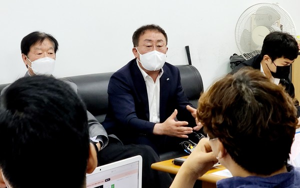 ▲강동훈 제주특별자치도렌터카조합 이사장이 20일 제주웰컴센터에서 기자회견을 열고 렌터카 요금 상하한제 도입을 요구하고 있다. 