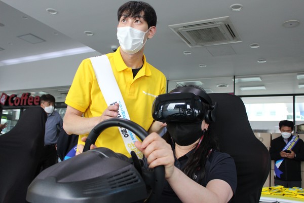 제주를 방문한 관광객이 제주공항 렌터카하우스에서 VR 안전운전 체험을 하고 있다.