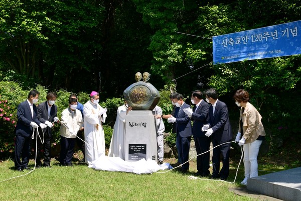 29일 황사평 묘역에서 열린 '화해의 탑' 제막식 모습.
